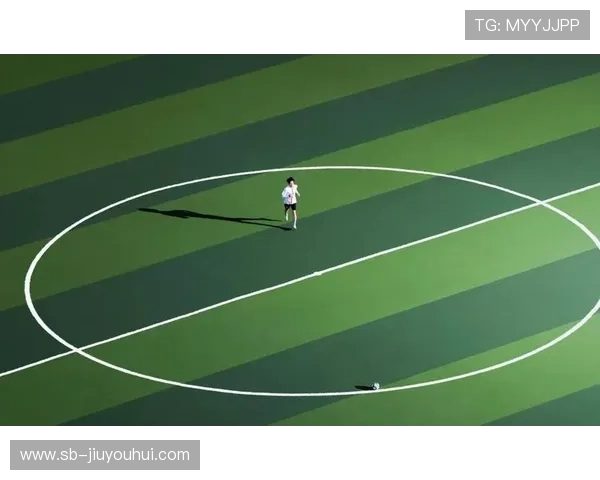 从背后视角感受绿茵激情追逐瞬间展现足球运动的力量与美感